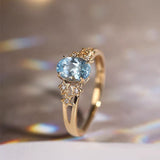 Anillo de lujo en oro con exquisito cristal azul